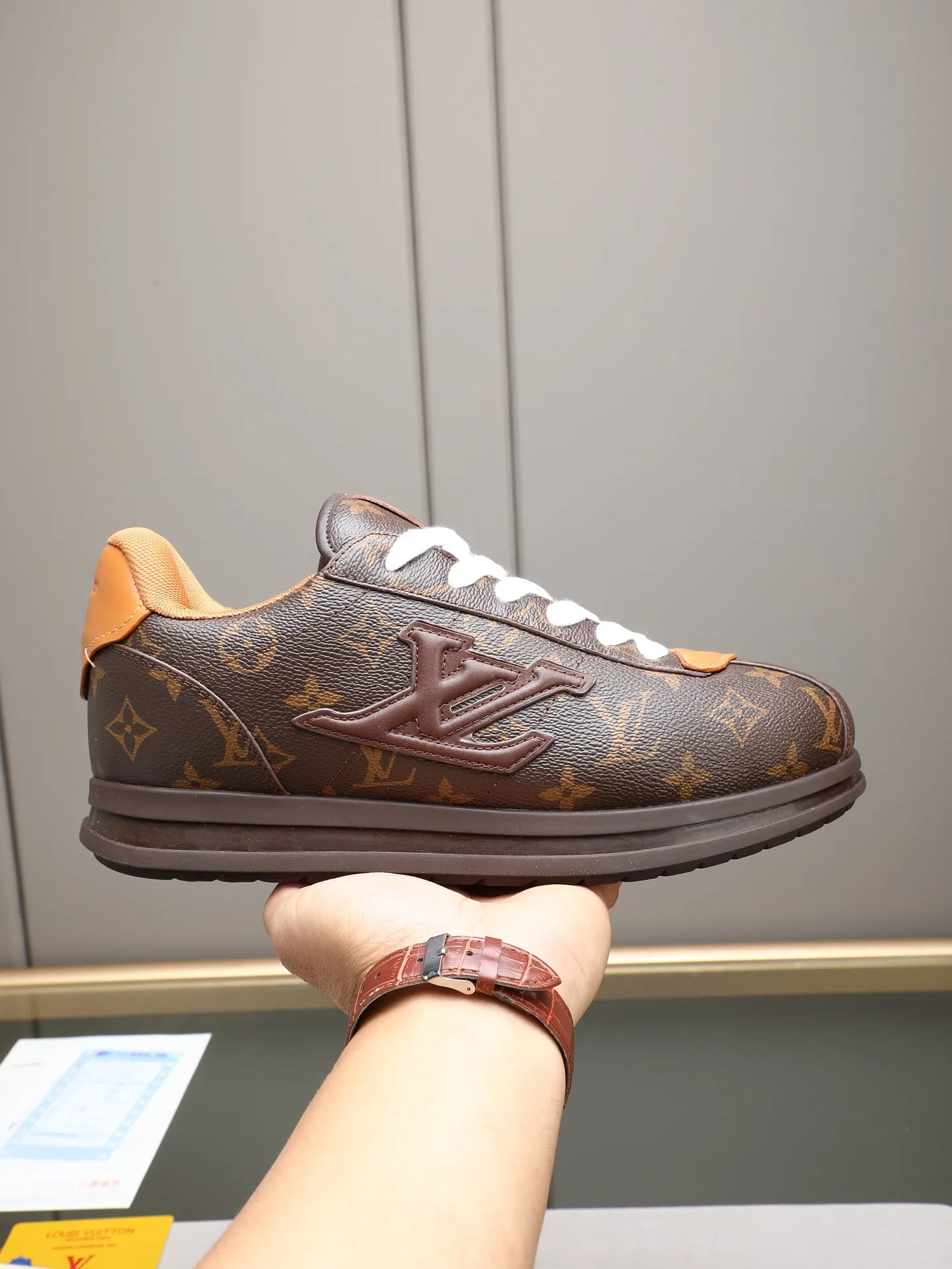 PP560 LV Louis Vuitton L Jialu Brand Runner Tatic Series Thick-soled Casual Sports Shoes Running Shoes Original purchase, development and production This LV Runner Tatic sports shoe combines technical materials such as mesh fabric and ribbons to interpret the inspiration of traditional mountaineering shoes. LV letters are written on one side, the lariat buckle of the quick lacing system is embellished with Monogram flowers and Louis Vuitton logos, and the light and wear-resistant rubber outsole completes the whole. ▪️Fabric: Original imported cowhide + mesh ▪️Inner lining: Original customized breathable mesh ▪️Sole: Original open-molded anti-slip rubber combination material ▪️Size: Men's 38-44 (customized for 45 and 46)